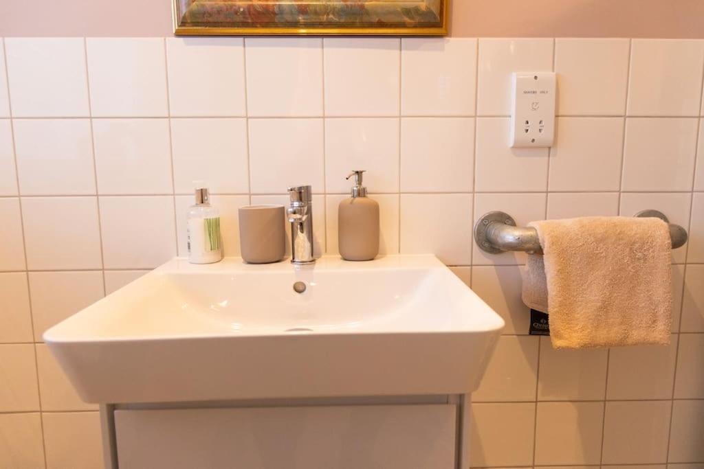 Amarelo Apartment, Central Charlbury, 1 Super King Bed エクステリア 写真