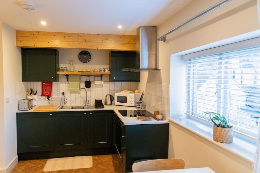 Amarelo Apartment, Central Charlbury, 1 Super King Bed エクステリア 写真