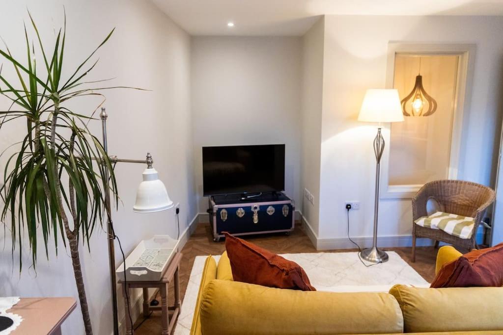 Amarelo Apartment, Central Charlbury, 1 Super King Bed エクステリア 写真