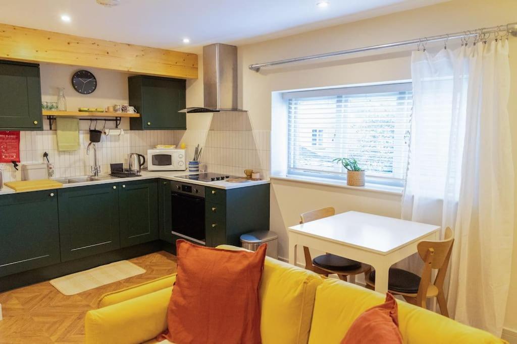 Amarelo Apartment, Central Charlbury, 1 Super King Bed エクステリア 写真