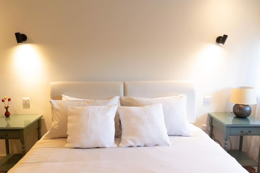 Amarelo Apartment, Central Charlbury, 1 Super King Bed エクステリア 写真