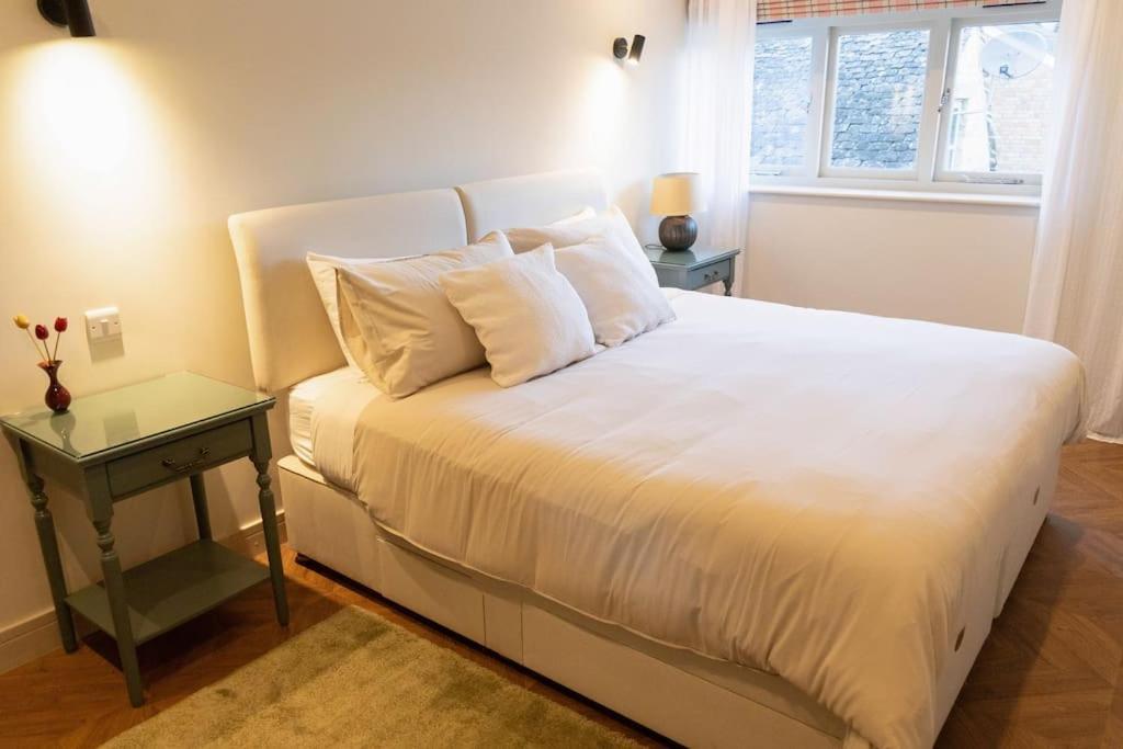 Amarelo Apartment, Central Charlbury, 1 Super King Bed エクステリア 写真