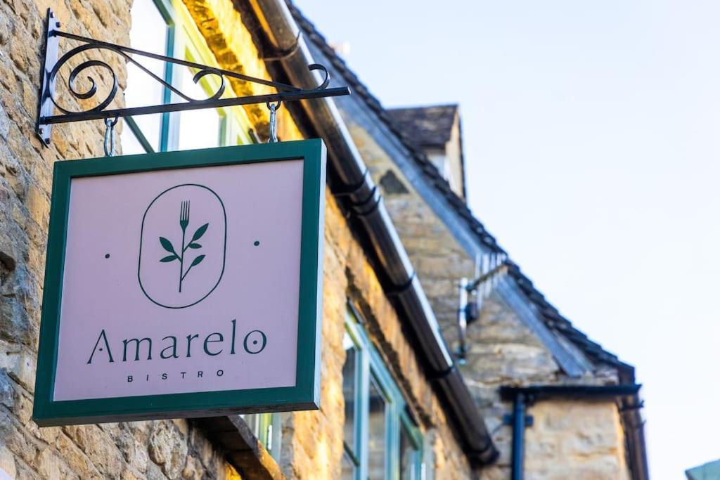 Amarelo Apartment, Central Charlbury, 1 Super King Bed エクステリア 写真