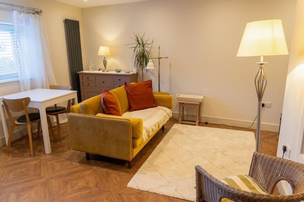 Amarelo Apartment, Central Charlbury, 1 Super King Bed エクステリア 写真